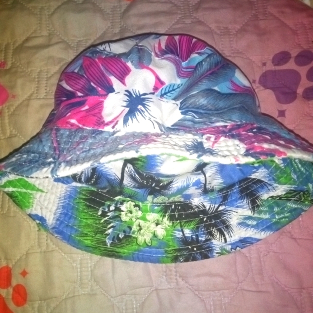 Reversible Hawaiian Style Bucket Hat Like New